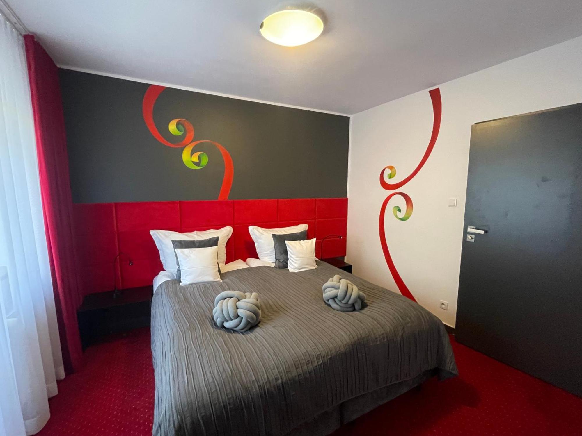 Canpol-Jull'S Art Hotel Człuchów Exterior foto